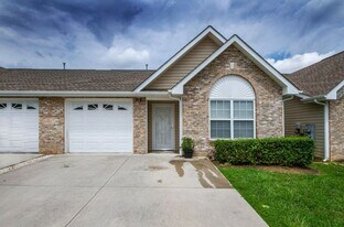 718 High Point Way, in Knoxville, TN - Building Photo