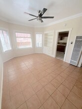 744 Pine Ave, Unit 11 in Long Beach, CA - Foto de edificio - Building Photo