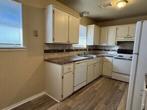 2704 NW Friar Tuck Ln in Lawton, OK - Building Photo - Building Photo