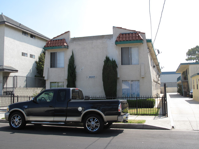 25020 Frampton Ave in Harbor City, CA - Foto de edificio - Building Photo