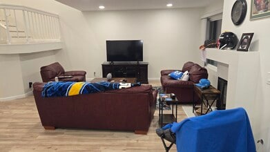 22195 Summit Hill Dr in Lake Forest, CA - Foto de edificio - Building Photo