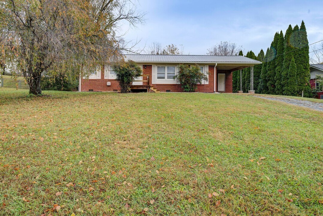 1503 Stoneybrook Dr in Johnson City, TN - Building Photo