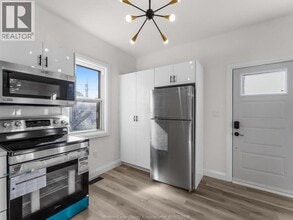 1067 Drouillard Rd in Windsor, ON - Building Photo - Building Photo