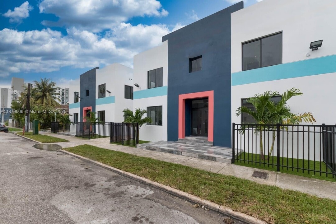 858 NW 3rd St in Miami, FL - Building Photo