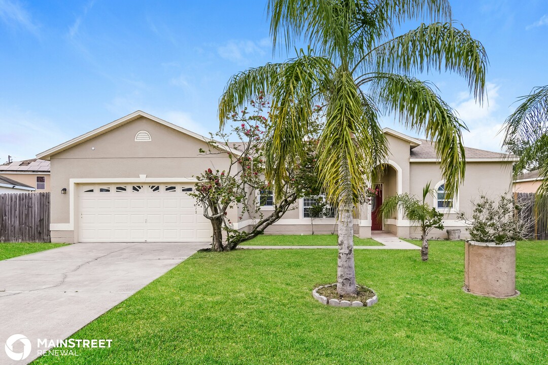 1951 Manatee Dr in Kissimmee, FL - Foto de edificio