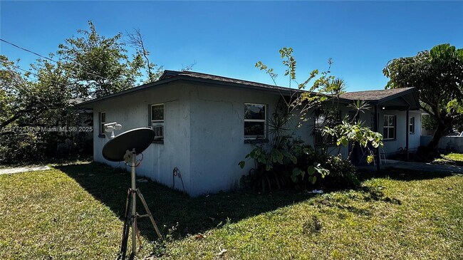 5447 Fifth Ave in Ft. Myers, FL - Building Photo - Building Photo