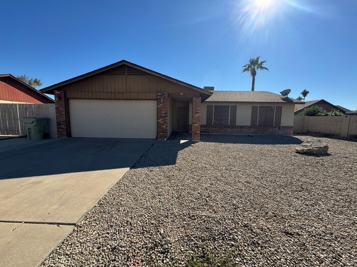 5239 W Freeway Ln in Glendale, AZ - Building Photo