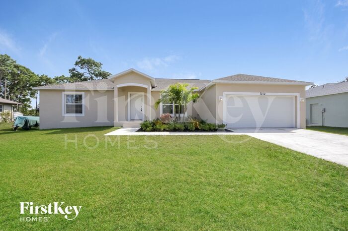 7352 Elsa St in Englewood, FL - Building Photo