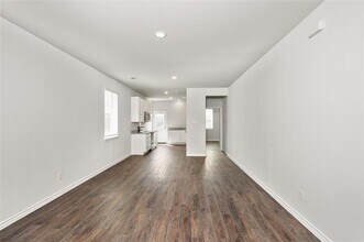 1706 Luke St in Ennis, TX - Building Photo - Building Photo