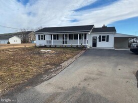 8105 Winchester Ave in Inwood, WV - Building Photo