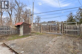 242 Josephine Ave in Windsor, ON - Foto de edificio - Building Photo