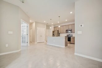 1126 S Town and River Dr in Ft. Myers, FL - Foto de edificio - Building Photo