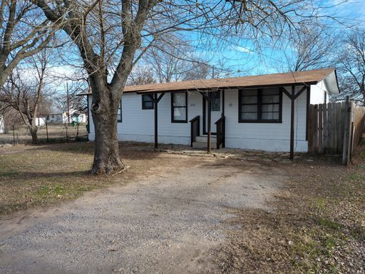 260 W Elm St in Stephenville, TX - Building Photo