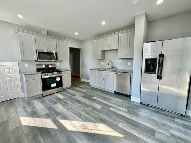 512 Centre St, Unit 1