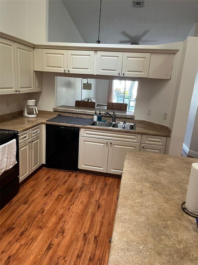 7652 Pinewalk Dr S in Margate, FL - Building Photo - Building Photo