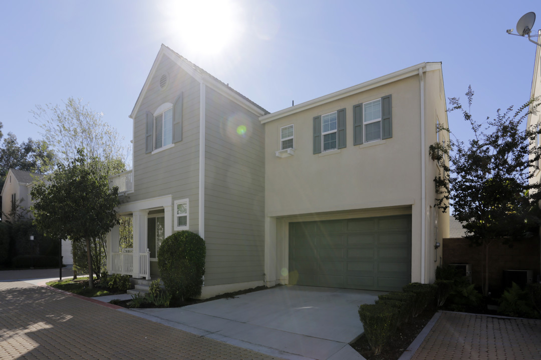 307 Canoe Pond in Costa Mesa, CA - Building Photo