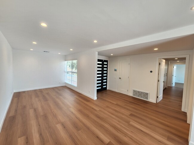 17176 Gunther St in Granada Hills, CA - Building Photo - Building Photo