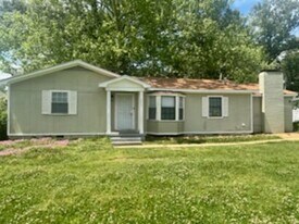 5211 Robinson Rd in Jackson, MS - Building Photo