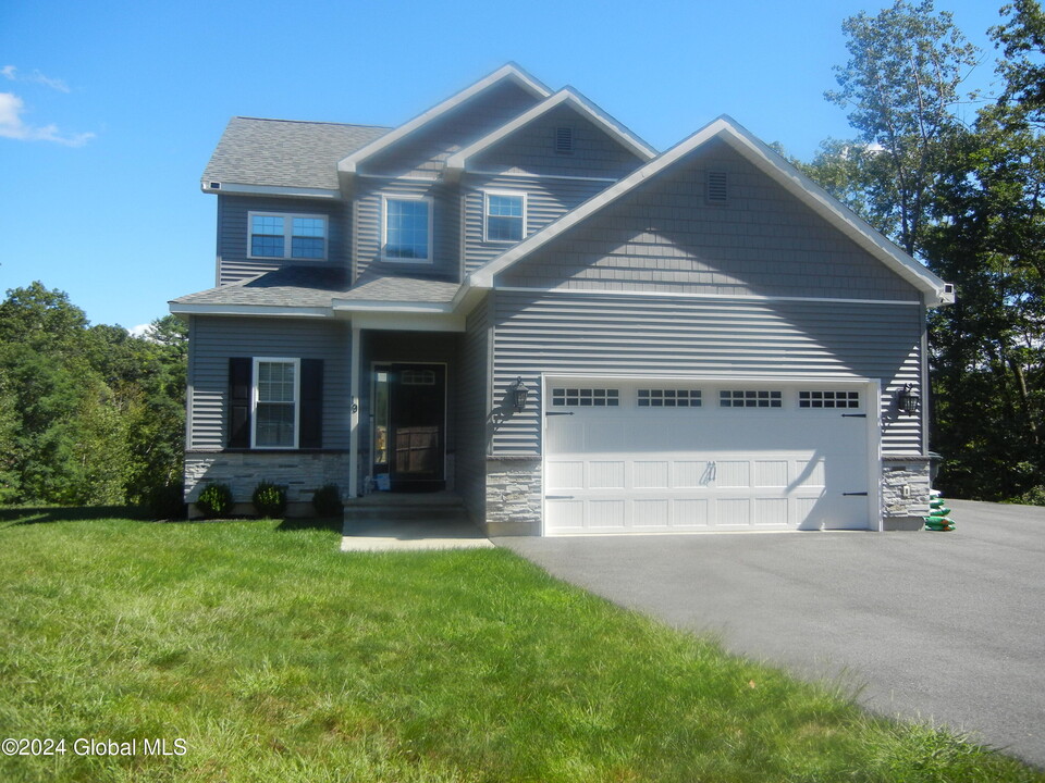 19 Highpointe Dr in Queensbury, NY - Foto de edificio