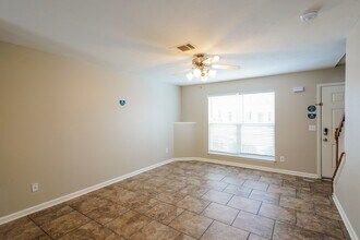 8013 Logan Dr in La Vergne, TN - Building Photo - Building Photo