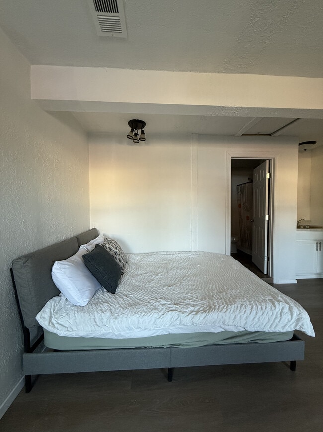 207 Arnett Dr, Unit Studio with Kitchenette, Unit Studio with Kitchenette