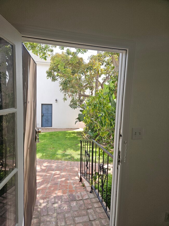 1033 Aviation Blvd in Hermosa Beach, CA - Foto de edificio - Building Photo