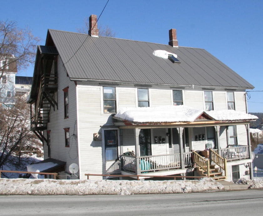 172 Maple St in St Johnsbury, VT - Building Photo