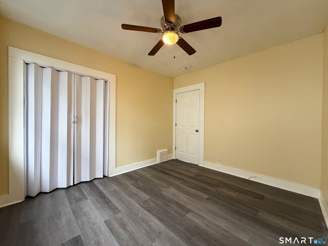 330 Hollister St in Stratford, CT - Building Photo - Building Photo