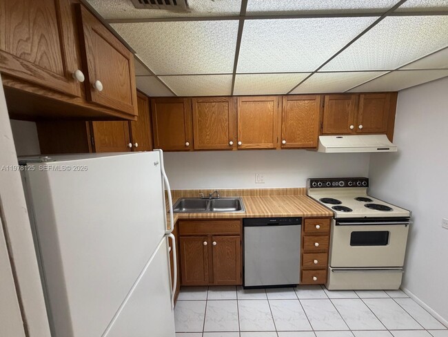 property at 3720 Inverrary Dr