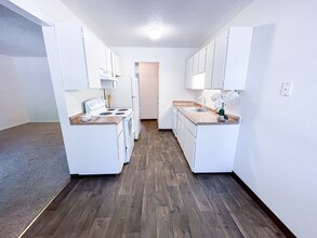 Halsey Summit Apartments in Portland, OR - Building Photo - Building Photo