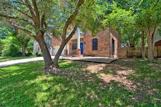 2423 Falcon Dr in Round Rock, TX - Building Photo - Building Photo