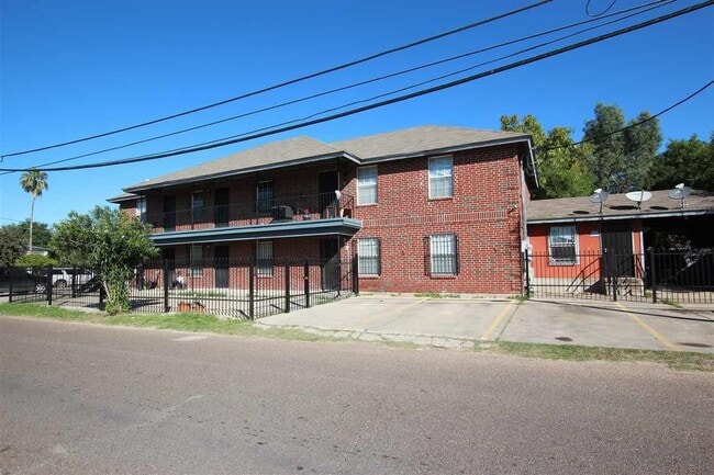 103 Mims Ave in Laredo, TX - Building Photo - Building Photo