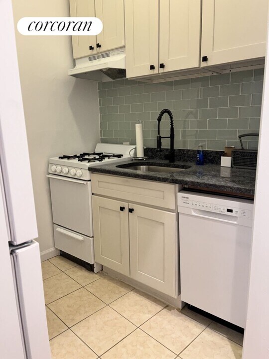 334 E 90th St in New York, NY - Building Photo