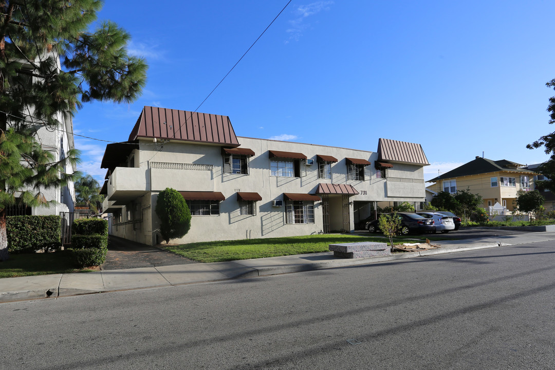 731 E Windsor Rd in Glendale, CA - Building Photo