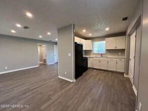 9028 Castle Blvd in Jacksonville, FL - Building Photo - Building Photo