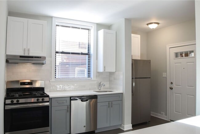 2623 W Berwyn Ave, Unit 2