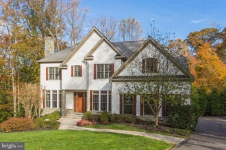 7004 Green Oak Dr in McLean, VA - Building Photo - Building Photo