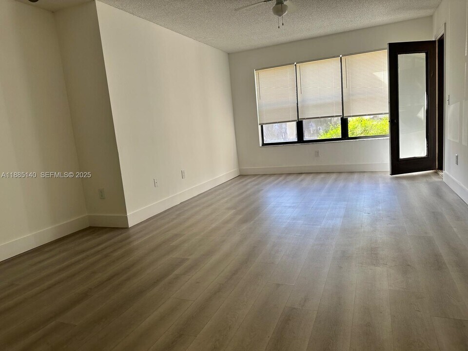 4201 W McNab Rd in Pompano Beach, FL - Foto de edificio