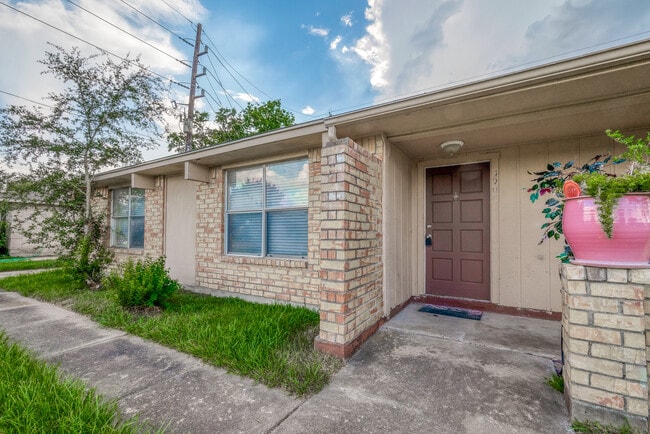 3906 Quiet Pl Dr in Houston, TX - Building Photo - Building Photo