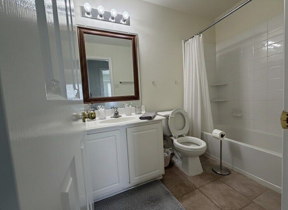 16623 Newglen Ln in Houston, TX - Building Photo