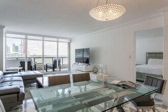 1717 N Bayshore Dr in Miami, FL - Building Photo - Building Photo