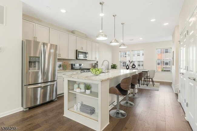 17 Gala Ct in Livingston, NJ - Foto de edificio - Building Photo