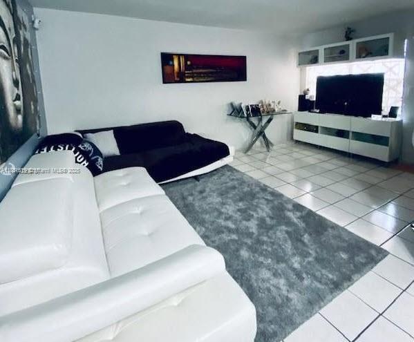 1325 W 68th St in Hialeah, FL - Foto de edificio