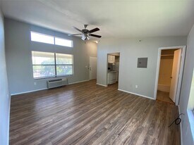 701 W Sycamore St, Unit 308 in Denton, TX - Building Photo