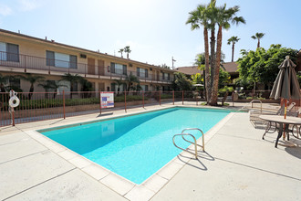 BROOKFIELD in Orange, CA - Foto de edificio - Building Photo