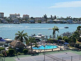 660 Island Way in Clearwater, FL - Building Photo