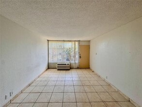 7900 S Orange Blossom Trail in Orlando, FL - Foto de edificio - Building Photo