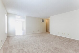 1729 Feather Reed Ln in Greenwood, IN - Building Photo - Building Photo