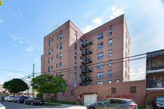 17006 Crocheron Ave in Flushing, NY - Foto de edificio - Building Photo