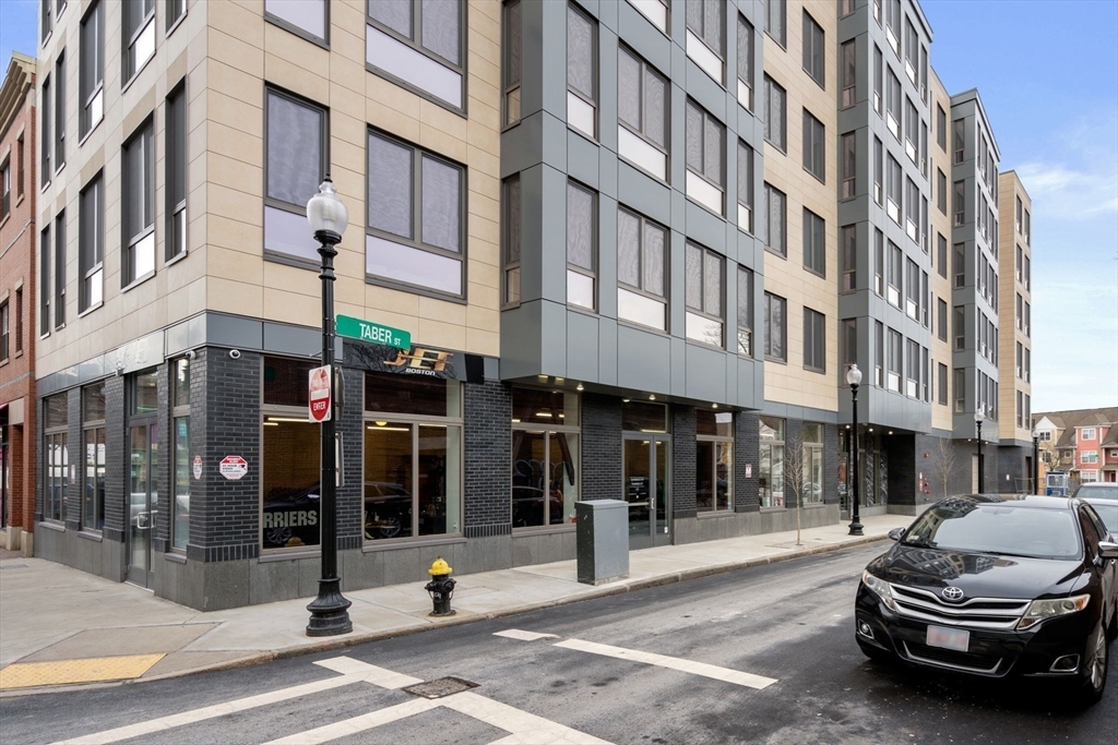 10 Taber St, Unit 405 in Boston, MA - Foto de edificio